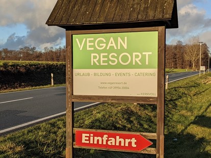 Naturhotel - Einfahrt von der Landstrasse 20 - Vegan Resort