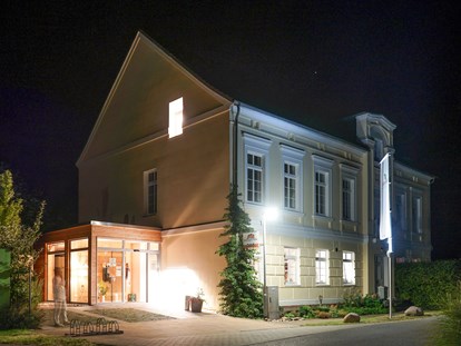 Naturhotel - Mühlenhaus bei Nacht - Biohotel Schönhagener Mühle